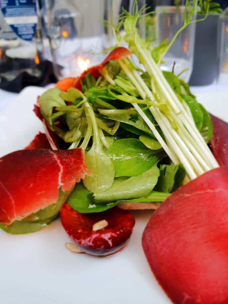 Knackiger Feldsalat mit gräuchertem Wildschinken und glasierten Rotwein-Anis-Pflaumen