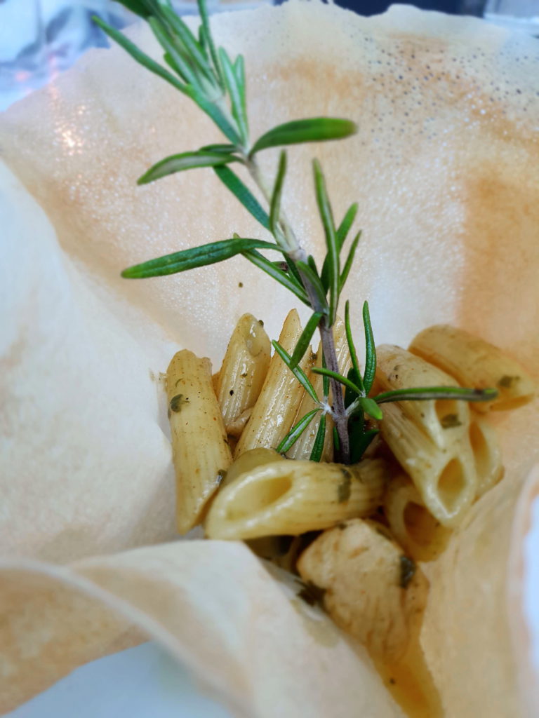 Rigatoni mit gebratenen Maispoulardenstreifen, Oliven, Cashewkernen und frischen Kräutern